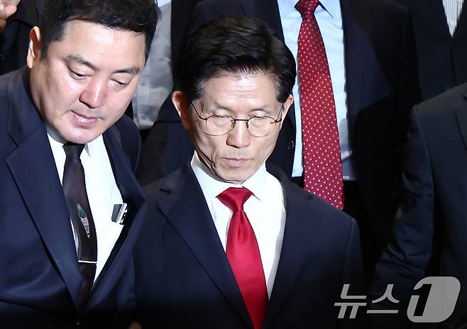 김문수 국민의힘 대통령 후보가 9일 오전 서울 여의도 국회에서 열린 의원총회에서 굳은 표정으로 나오자 권성동 원내대표가 김 후보를 따라 나서고 있다. 2025.5.9/뉴스1 ⓒ News1 김민지 기자