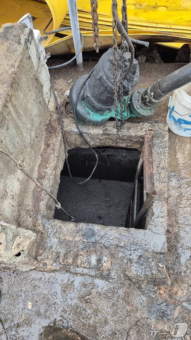 (김제=뉴스1) 신준수 기자 = 9일 오후 3시 35분께 전북자치도 김제시 용지면 한 돈사에서 외국인 근로자 2명이 분뇨 탱크에 빠지는 사고가 발생했다.(전북소방 제공. 재판매 및 DB금지)