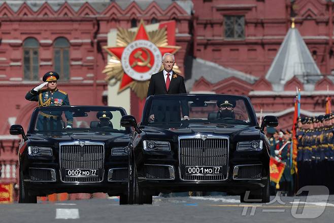 9일(현지시간) 오전 러시아 수도 모스크바에서 소련의 제2차 세계대전 승리 80주년을 기념하는 대규모 군사 퍼레이드가 진행되고 있는 가운데 안드레이 벨로우소프 러시아 국방장관과 러시아군 총사령관 올렉 살류코프가 러시아 의전차량 아우루스를 타고 사열하고 있다. 2025.05.09 ⓒ 로이터=뉴스1 ⓒ News1 최종일 선임기자
