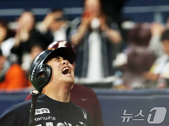 9일 오후 서울 구로구 고척스카이돔에서 열린 프로야구 '2025 신한 SOL뱅크 KBO리그' 한화 이글스와 키움 히어로즈의 경기 9회말 2사 주자 없는 상황에서 솔로홈런을 친 한화 문현빈이 기뻐하고 있다. 2025.5.9/뉴스1 ⓒ News1 황기선 기자