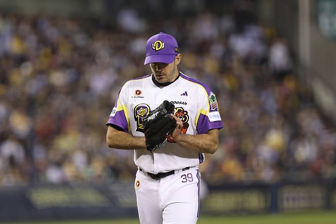 두산 잭 로그가 7일 서울 잠실구장에서 열린 2025 KBO리그 정규시즌 LG전 이닝 종료 후 마운드서 내려오고 있다. 사진 | 두산 베어스