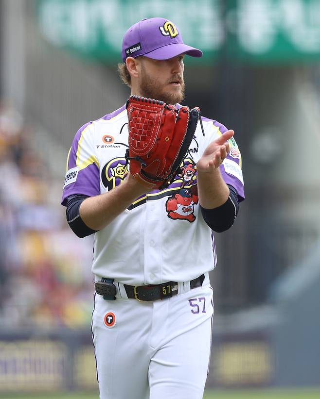 두산 콜 어빈이 5일 서울 잠실구장에서 열린 2025 KBO리그 정규시즌 LG전 이닝 종료 후 마운드서 내려오고 있다. 사진 | 두산 베어스