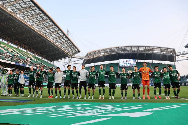 전주월드컵경기장/ K리그1/ 전북현대모터스 vs 대구FC/ 전북 단체/ 경기종료/ 승리 세레머니/ 사진 하서영