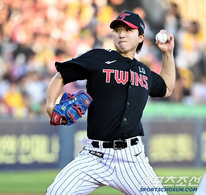 7일 잠실야구장에서 열린 LG와 두산의 경기, LG 선발투수 최채흥이 역투하고 있다. 잠실=허상욱 기자wook@sportschosun.com/2025.05.07/