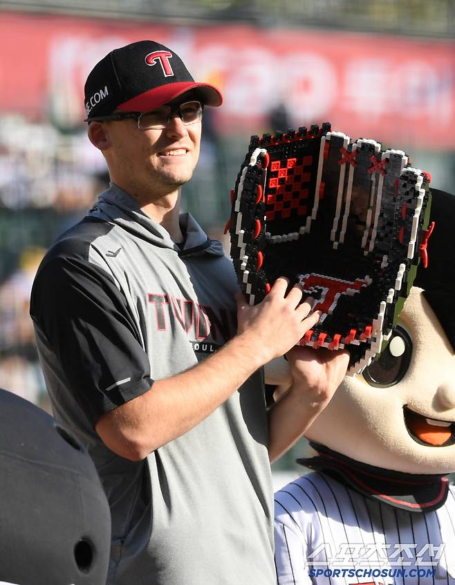 4일 잠실구장에서 열린 LG 트윈스와 SSG 랜더스의 경기. 승리한 LG 코엔 윈이 기뻐하고 있다. 잠실=박재만 기자 pjm@sportschosun.com/2025.05.04/