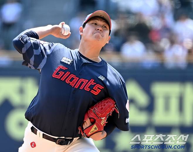 26일 잠실야구장에서 열린 롯데와 두산의 경기, 롯데 선발투수 나균안이 역투하고 있다. 잠실=허상욱 기자wook@sportschosun.com/2025.04.26/