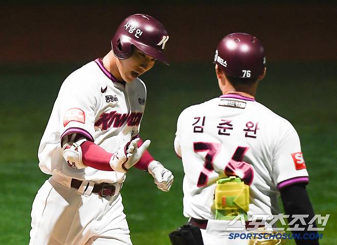 9일 서울 고척스카이돔에서 열린 한화-키움전. 1회말 1사 이주형이 솔로포를 친 후 환영받고 있다. 고척=정재근 기자 cjg@sportschosun.com/2025.5.9/