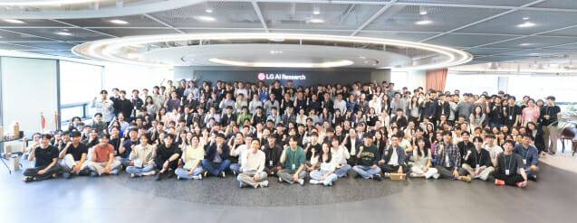 LG AI연구원 임직원들이 단체 기념 촬영을 하고 있다. (사진=LG AI연구원)
