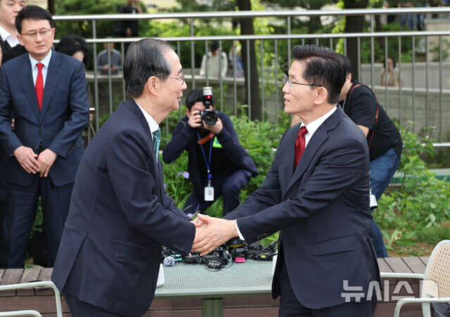한덕수 무소속 대선후보(왼쪽)과 김문수 국힘 대선후보(오른쪽)가 악수를 하고 있다. (사진=뉴시스)