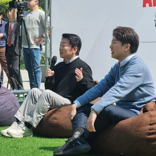 안철수 국민의힘 의원(왼쪽)과 이준석 개혁신당 후보(오른쪽)가 국가 AI 및 반도체 정책에 대해 토론을 하고 있다. (사진=지디넷코리아 DB)