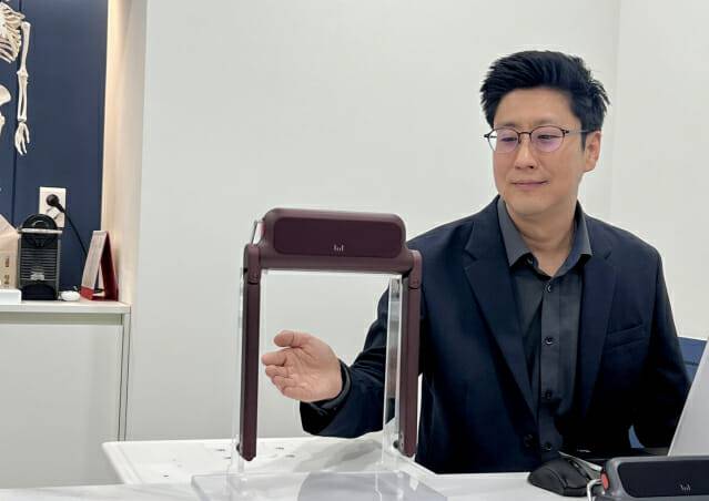 김용재 위로보틱스 대표가 웨어러블 로봇 '윔S'를 소개하고 있다. (사진=지디넷코리아 신영빈 기자)