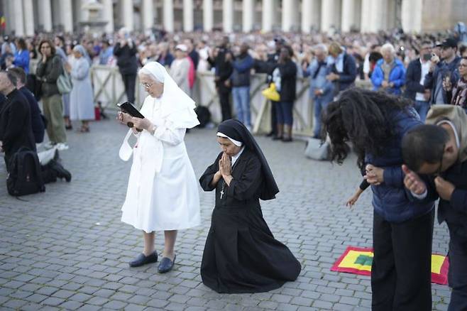앞서 가톨릭교회는 예수가 열두 사도를 모두 남성으로 선택했다는 점 등을 근거로 지금껏 사제직이 남성에게만 전해져야 한다는 교리를 유지해왔다. 아울러 남성 성직자만 교회 고위직을 맡을 수 있어 여성들은 자연스레 모든 교구 내 고위직에서 배제되어 왔다. AP·연합뉴스