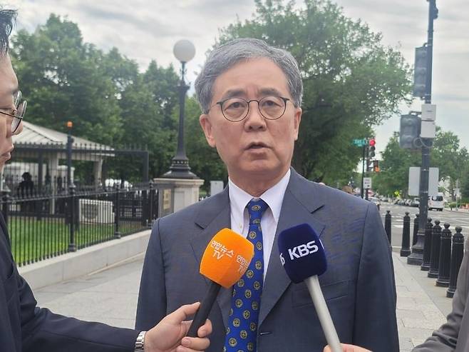 김현종 전 국가안보실 2차장이 8일 워싱턴 DC에서 기자들과 만나 백악관 회동 결과를 설명하고 있다. /연합뉴스