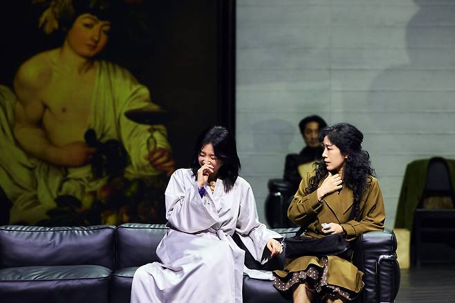 '헤다'(이영애·왼쪽)는 학창 시절 2년 후배였으나 인간 취급도 하지 않았던 '테아'(백지원)가 옛 연인 '에일레트'(이승주)가 학자로 재기하도록 돕고 있었다는 걸 알고 그녀를 이용해 다시 에일레트를 자신의 통제 아래에 두려 한다. /LG아트센터