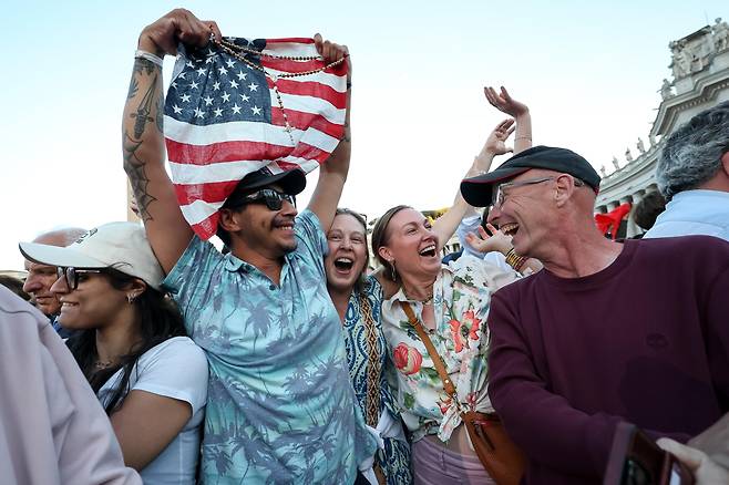 8일 바티칸 성 베드로 광장에서  미국 출신 추기경이 교황으로 선출되자 미국인들이 성조기를 들고 기뻐하고 있다.  EPA 연합뉴스