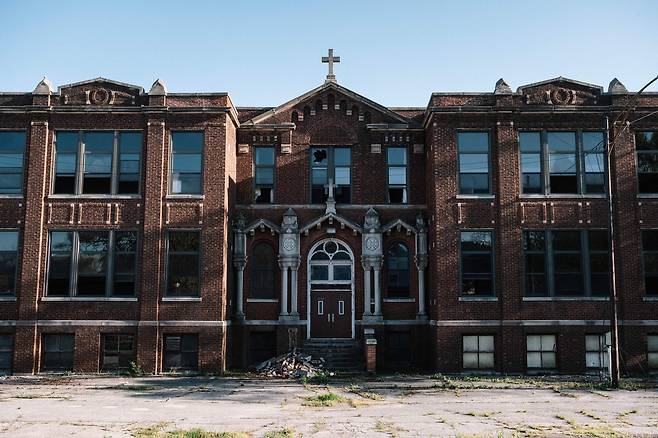 일리노이주 메이플 파크에 있는 성모 마리아 가톨릭 교회 외관. 새로 선출된 교황 레오 14세가 어린 시절에 다녔던 교회다./게티 이미지/AFP 연합뉴스