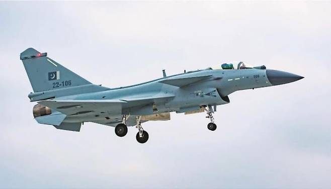 파키스탄군이 지난 7일 인도군과 벌인 공중 교전에서 중국산 전투기 J-10C로 인도군의 라팔 전투기를 격추했다고 주장했다. 사진은 과거 중국 공군이 공개한 J-10C. /조선DB