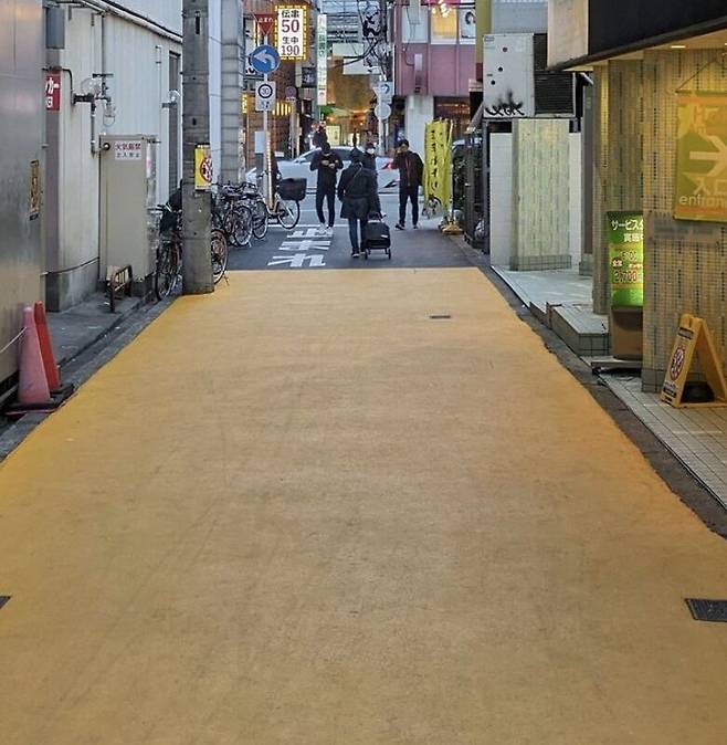 일본 오사카의 홍등가 골목을 노란색으로 칠한 모습. /뉴시스