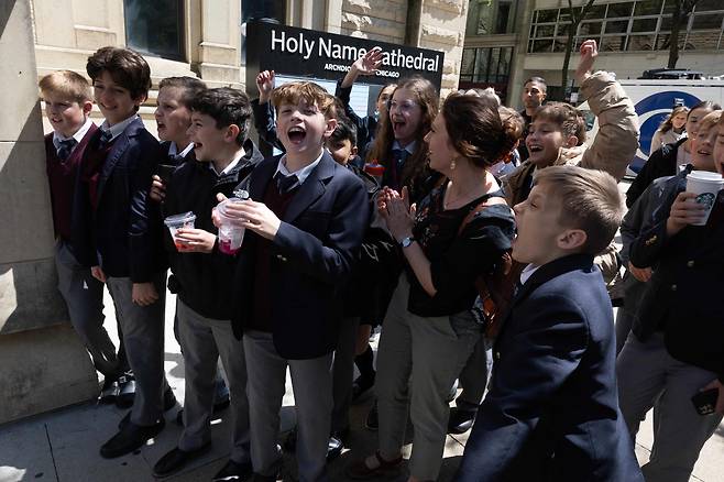 미국 일리노이주 시카고 출신의 로버트 프랜시스 프레보스트 추기경이 8일 첫 미국인 교황으로 선출되었다는 소식을 접한 뒤, 시카고의 홀리 네임 대성당 밖에서 학생들이 환호하고 있다./AFP 연합뉴스