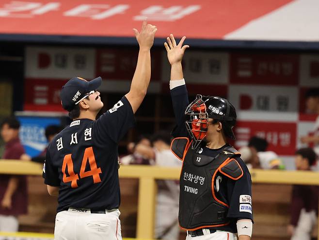 9일 오후 서울 구로구 고척스카이돔에서 열린 프로야구 '2025 신한 SOL뱅크 KBO리그' 한화 이글스와 키움 히어로즈의 경기에서 한화 마무리 김서현이 최재훈과 함께 마지막 아웃 카운트를 잡은 뒤 기뻐하고 있다. /뉴스1