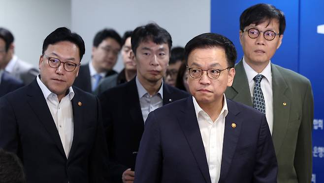 거시경제·금융현안간담회(F4) 구성원인 김병환 금융위원장(왼쪽부터), 이복현 금융감독원장, 최상목 경제부총리 겸 기획재정부 장관, 이창용 한국은행 총재./뉴스1