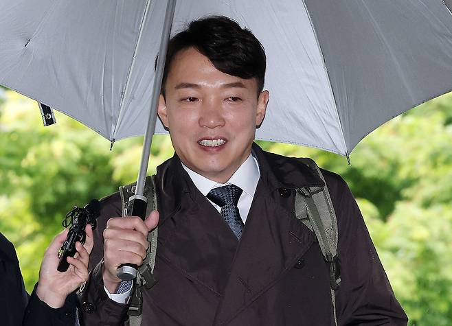 '딸 위장전입·리조트 접대 의혹' 혐의를 받고 있는 이정섭 검사가 9일 오전 서초구 서울중앙지방법원에서 열린 형사사법절차전자화촉진법위반 등 공판에 출석하고 있다. /뉴스1