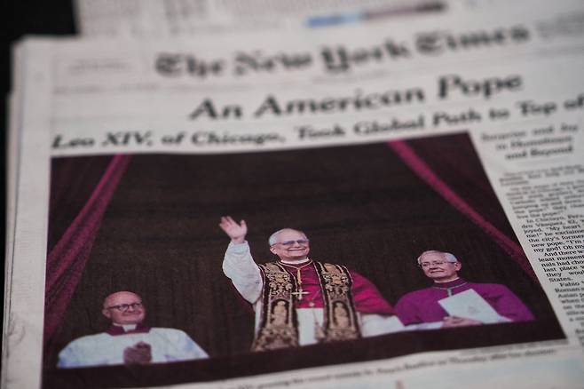 9일자 뉴욕타임스 1면에 레오 14세 선출 소식이 담겼다. /로이터연합뉴스