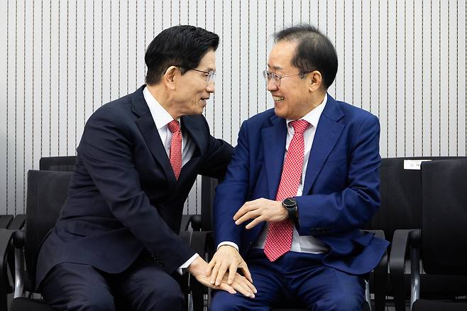 제21대 대통령후보자 국민의힘 3차 경선 진출자를 발표하는 29일 오후 서울 여의도 국민의힘 중앙당사에서 김문수(왼쪽), 홍준표 후보가 대화하고 있다. /뉴스1