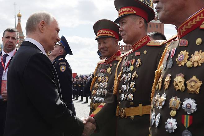 블라디미르 푸틴 러시아 대통령이 9일(현지 시각) 열린 전승절 열병식에서 북한 군인들과 악수하고 있다. /연합뉴스