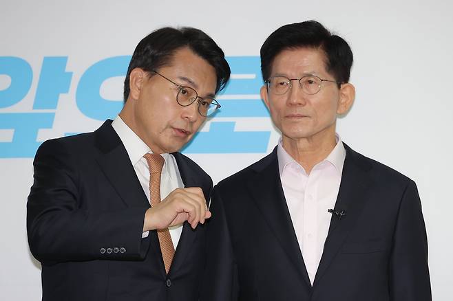 국민의힘 김문수 제21대 대통령 선거 경선 후보가 지난 4월 30일 서울 여의도 대하빌딩에서 김문수 대선 경선 후보 캠프 사무실에서 열린 정책 발표 기자회견 중 윤상현 의원(왼쪽)과 대화하고 있다. /연합뉴스