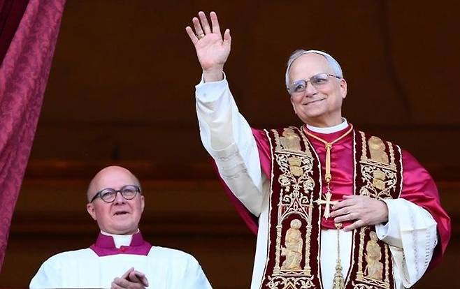 새로 선출된 레오 14세(오른쪽) 교황이 8일(현지시간) 바티칸 성 베드로 대성당 중앙 발코니에 나와 군중들을 향해 손을 흔들며 인사를 나누고 있다. ⓒ EPA/연합뉴스