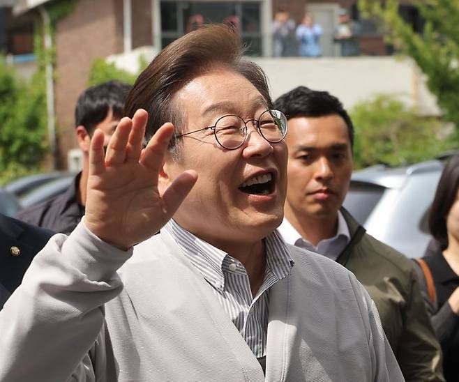 더불어민주당 이재명 대선 후보가 '골목골목 경청투어:국토종주편'에 나선 7일 전북 전주시 풍남문 앞 광장 인근에서 지지자 및 시민들에게 밝게 인사하고 있다.ⓒ연합뉴스