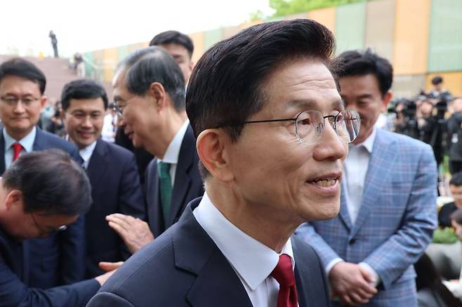 김문수 국민의힘 대선 후보와 한덕수 무소속 대선 후보가 8일 서울 여의도 국회 내 카페에서 단일화 관련 회동을 마치고 인사하고 있다. ⓒ뉴시스