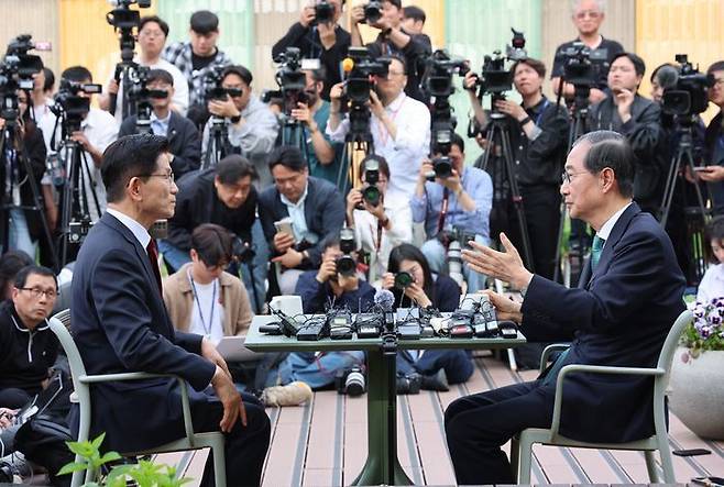 김문수 국민의힘 대선 후보와 한덕수 무소속 대선 후보가 8일 서울 여의도 국회 강변서재 야외에서 단일화 관련 회동을 하고 있다.(공동취재) ⓒ뉴시스