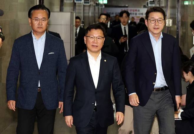 이양수(가운데) 국민의힘 사무총장이 9일 오후 서울 여의도 국회에서 열린 '김문수-한덕수 대선후보 측 단일화 협상'에 참석하고 있다.왼쪽부터 단일화추진본부장인 유상범 의원, 이 사무총장, 신동욱 수석대변인 ⓒ뉴시스