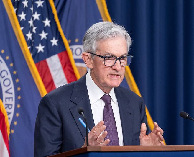 제롬 파월 미국 연방준비제도(Fed·연준) 의장이 7일(현지 시간) 기준금리를 연 4.25∼4.5%로 동결한 연방공개시장위원회(FOMC) 회의 후 기자회견을 하고 있다. 워싱턴=뉴시스