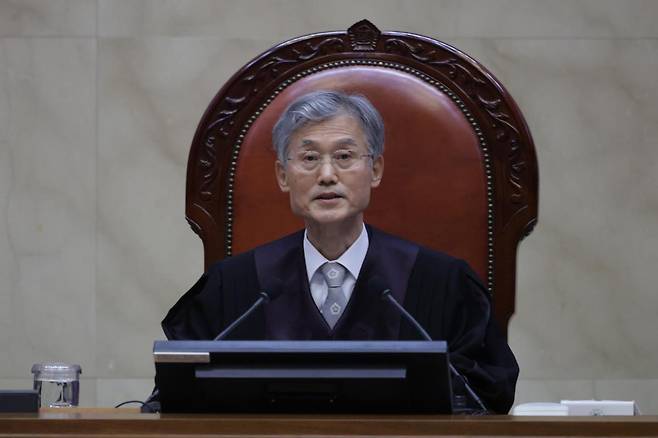 조희대 대법원장이 1일 오후 더불어민주당 이재명 대선 후보의 공직선거법 사건 전원합의체 선고를 위해 서울 서초구 대법원 대법정에 입장해 장내 정돈을 선언하고 있다.2025.5.1/뉴스1