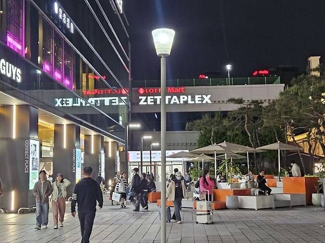 지난 1일 롯데마트 제타플렉스 서울역점 앞이 외국인 관광객들로 붐비고 있다. 사진=이정화 기자