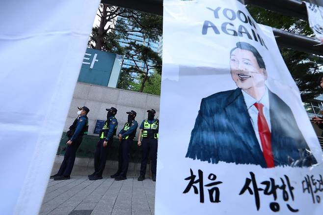 윤석열 전 대통령 부부와 건진법사 전성배씨 사이의 각종 의혹을 수사 중인 검찰이 윤 전 대통령의 사저에 대해 압수수색에 들어간 30일 서울 서초구 아크로비스타 앞에서 경찰이 대기하고 있다. 2025.4.30 /연합뉴스