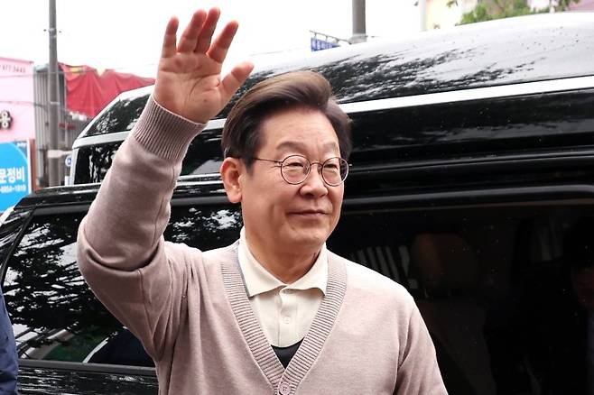 민심을 청취하는 '경청 투어'에 나선 이재명 더불어민주당 대선후보가 9일 경북 칠곡군 석적읍 인근에서 주민들에게 인사하고 있다. 사진=뉴시스