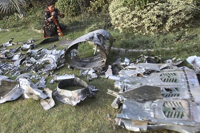 [바하왈푸르=AP/뉴시스] 한 파키스탄 기자가 7일(현지 시간) 펀자브주 바하왈푸르 인근, 인도의 미사일 공격으로 파손된 사원 건물 부지에서 미사일 파편을 촬영하고 있다. 2025.05.08. /사진=뉴시스