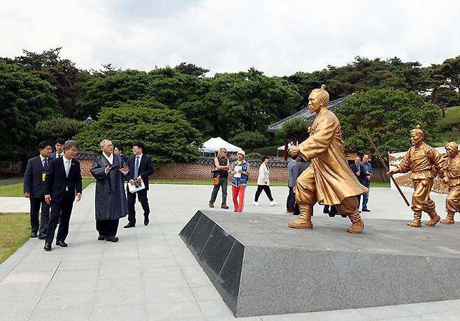 유인촌 문화체육관광부 장관이 지난해 전북 정읍시 동학농민혁명기념공원에서 열린 '130주년 동학농민혁명 기념식'에 앞서 전봉준 동상을 둘러보고 있다. 2024.5.11 (ⓒ뉴스1, 무단 전재-재배포 금지)