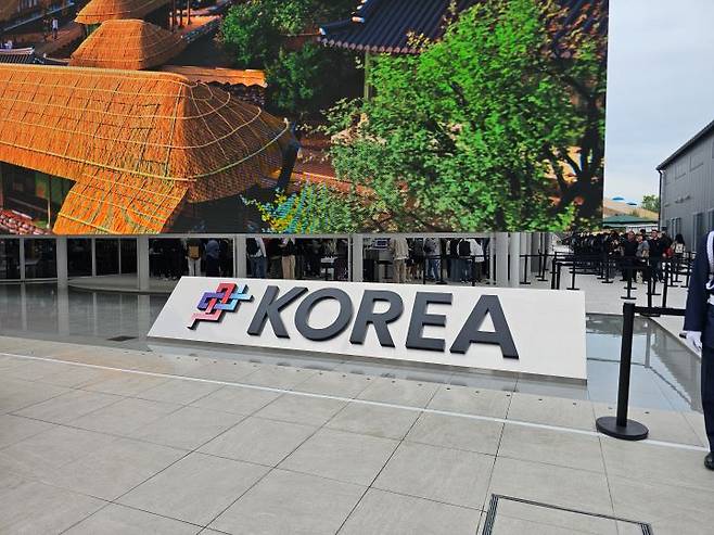 오사카 엑스포에서 놓치지 말아야 할 전시관인 대한민국관. 정말 많은 사람이 대기하는 인기관 중 하나로 '마음을 모아'라는 주제로 전시를 준비했다.