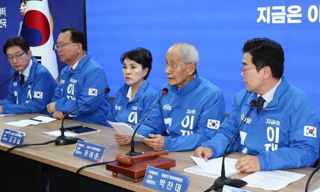 윤여준 더불어민주당 총괄선대위원장이 9일 서울 여의도 민주당 중앙당사에서 열린 중앙선거대책위원회 회의에서 발언하고 있다. 연합뉴스