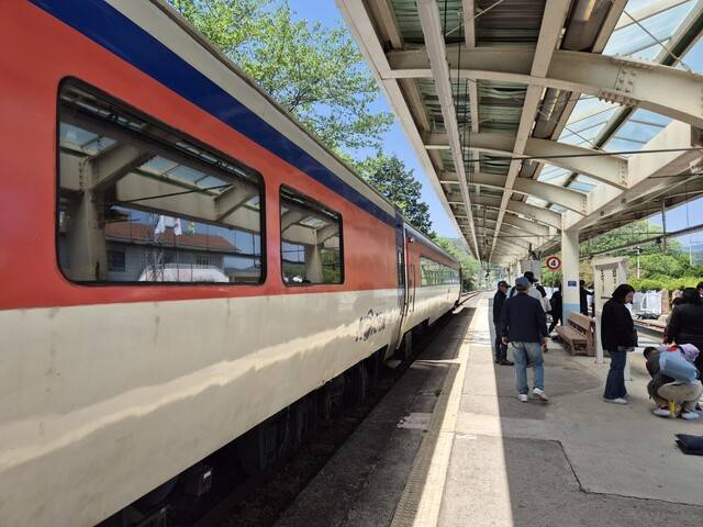 경상도와 전라도를 잇는 경전선의 완행 열차인 무궁화호. 지난달 24일 득량역에 승객들이 하차하고 있다. 정대하 기자