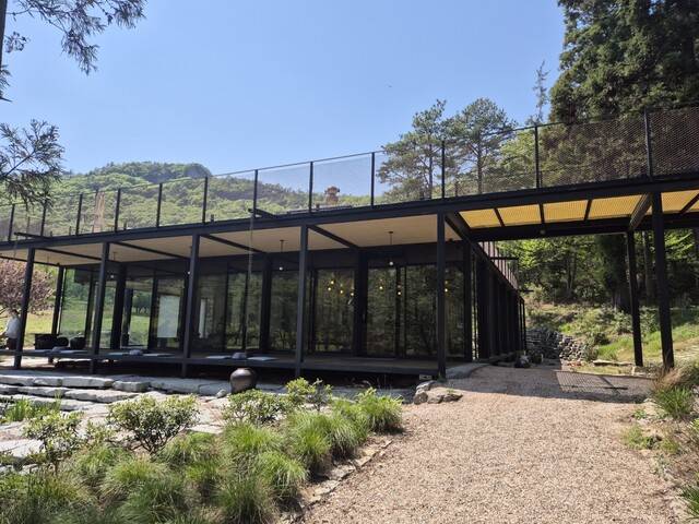 해평저수지 인근에 있는 초루는 187만㎡(57만평)의 청정지역에 있는 천연발효 흑초 체험공간이다. 정대하 기자