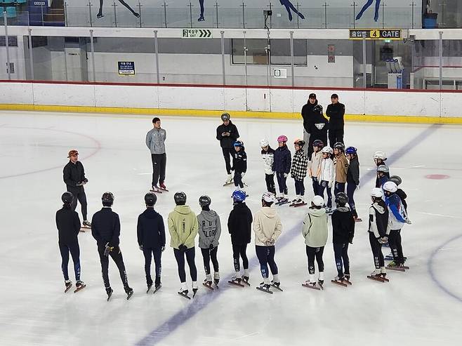 쇼트트랙 선수 박지원(왼쪽)이 9일 서울 양천구 목동아이스링크에서 학생 선수들에게 훈련 방법을 설명하고 있다. 장필수 기자 feel@hani.co.kr