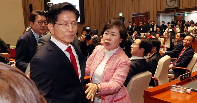 김문수 국민의힘 대통령 후보(왼쪽)가 9일 국회에서 열린 의원총회에서 “지금 당 지도부가 하고 있는 강제 단일화는 실은 저 김문수를 끌어내리고 무소속 후보를 우리 당의 대통령 후보로 만들기 위한 작업에 불과하다. 그래서 응할 수 없다”고 한 뒤 의총장을 나서자 조배숙 의원이 막으려 하고 있다. 김경호 선임기자 jijae@hani.co.kr