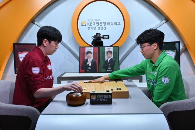 ‘2024~25 KB 리그’ 통합 우승을 견인한 영림프라임창호 소속의 강동윤(왼쪽) 9단은 정규시즌에서만 11승 3패(승률 78.6%)로 다승왕에 오른 데 이어 포스트시즌에서도 1승을 추가하면서 이번 KB리그에서 12승 3패(승률 80%)로, 가장 유력한 MVP 후보에 올라 있다. 한국기원 제공