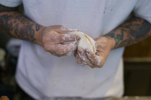 서울 중구에 위치한 문경식 셰프의 '교자바 나비'는 상호대로 만두집이다. 만두를 메인으로 10개의 메뉴를 코스로 내놓는다.